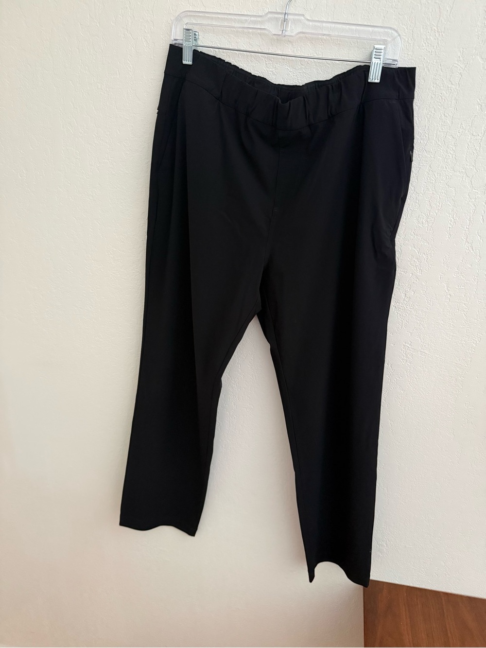 Vuori Black Cropped Elastic-Waist Performance Pants